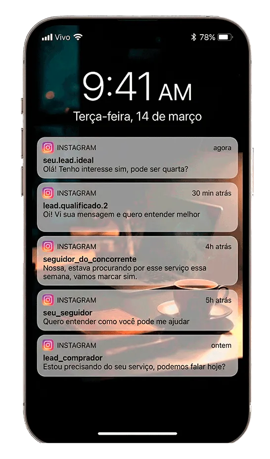 Mockup de notificações do Instagram com várias mensagens chegando no celular